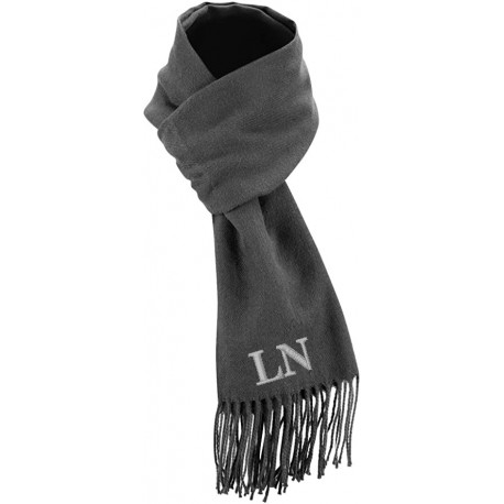 Bufanda con iniciales bordadas